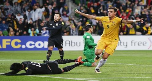 بالفيديو.. انتصار صعب لأستراليا على تايلاند يلقي بكرة التأهل للمونديال في ملعب السعودية 